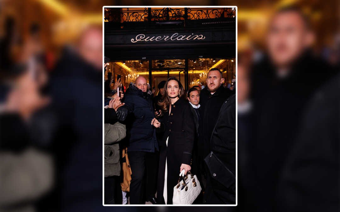 Angelina Jolie visita Guerlain, em Paris